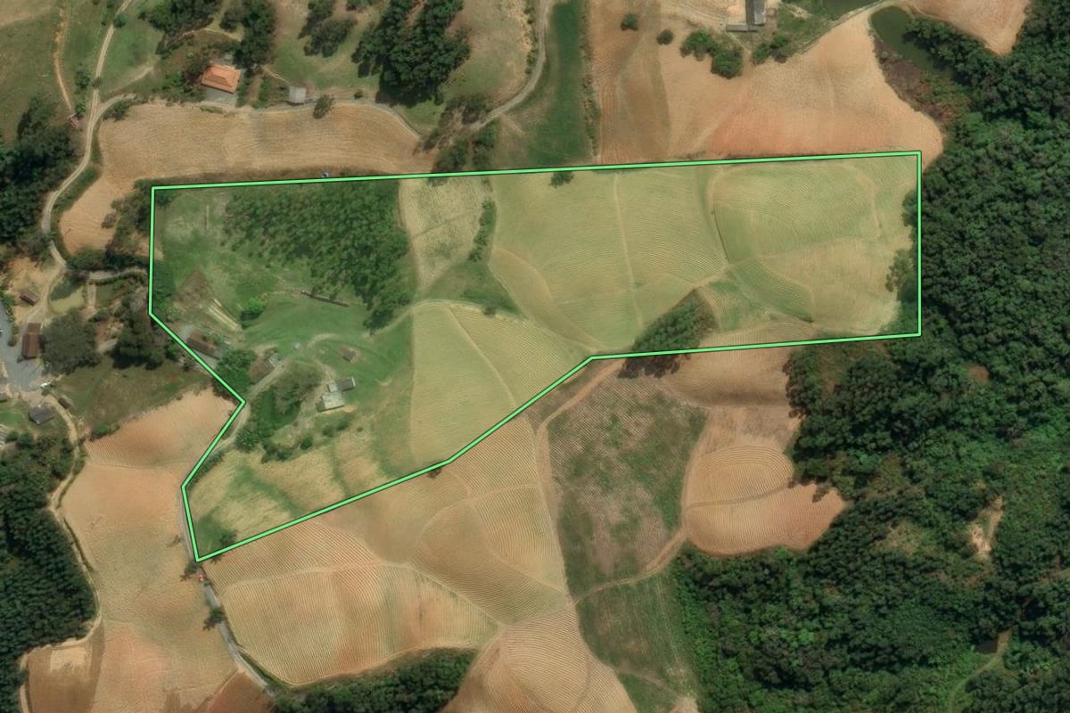 Imagem de satélite do imóvel rural em Vidal Ramos (SC), com o contorno declarado no CAR desenhado por cima.