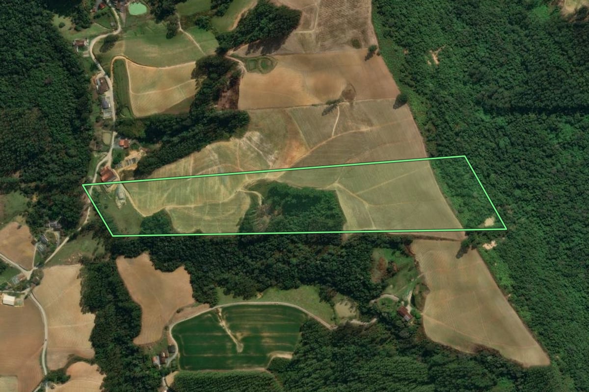 Imagem de satélite do imóvel rural em Vidal Ramos (SC), com o contorno declarado no CAR desenhado por cima.