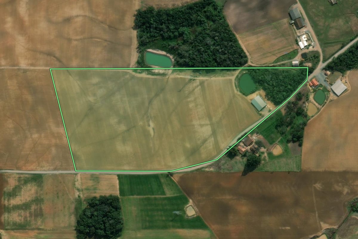 Imagem de satélite do imóvel rural em Vidal Ramos (SC), com o contorno declarado no CAR desenhado por cima.