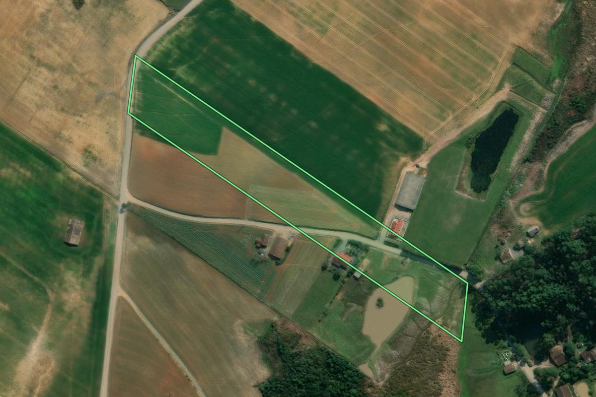 Imagem de satélite do imóvel rural em Vidal Ramos (SC), com o contorno declarado no CAR desenhado por cima.