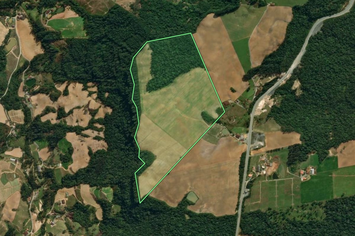 Imagem de satélite do imóvel rural em Vidal Ramos (SC), com o contorno declarado no CAR desenhado por cima.