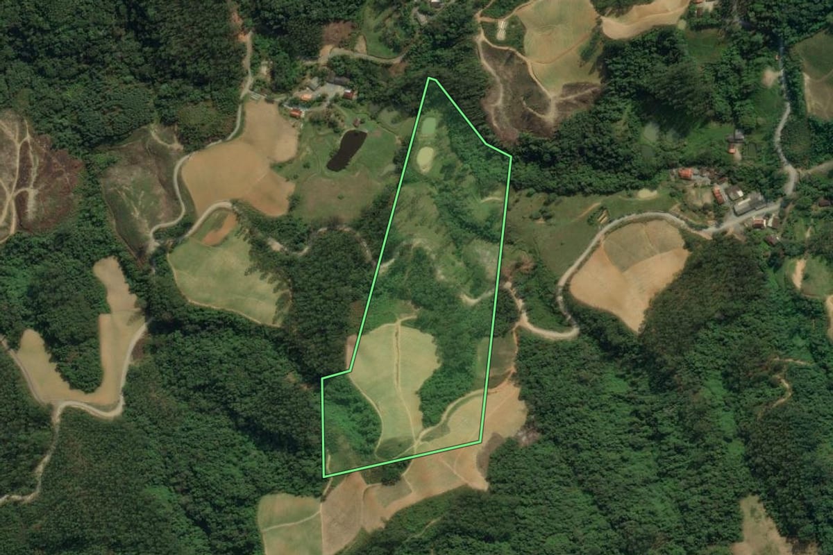 Imagem de satélite do imóvel rural em Vidal Ramos (SC), com o contorno declarado no CAR desenhado por cima.