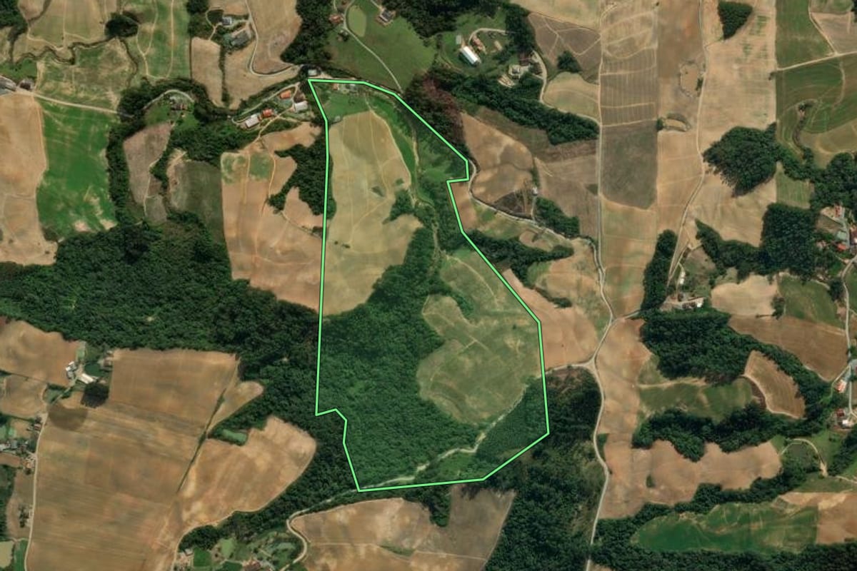 Imagem de satélite do imóvel rural em Vidal Ramos (SC), com o contorno declarado no CAR desenhado por cima.