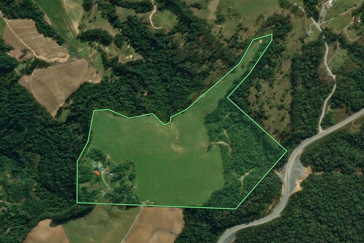 Imagem de satélite do imóvel rural em Vidal Ramos (SC), com o contorno declarado no CAR desenhado por cima.