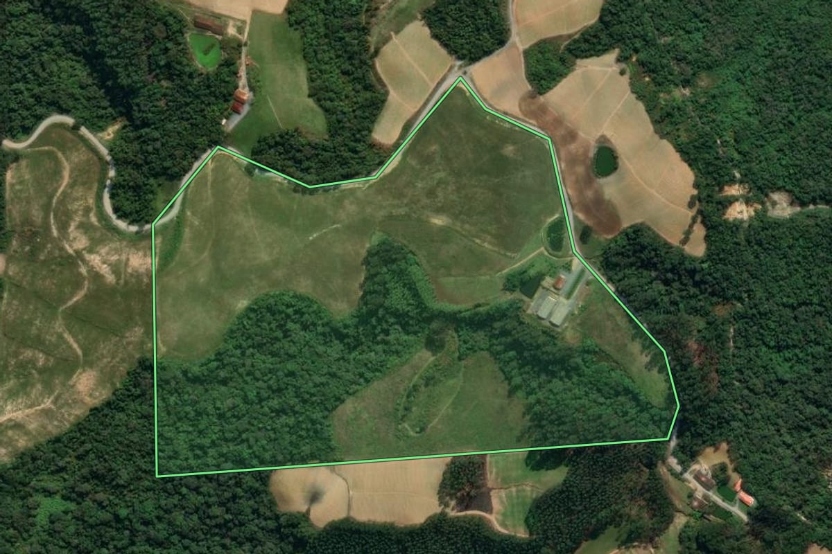 Imagem de satélite do imóvel rural em Vidal Ramos (SC), com o contorno declarado no CAR desenhado por cima.
