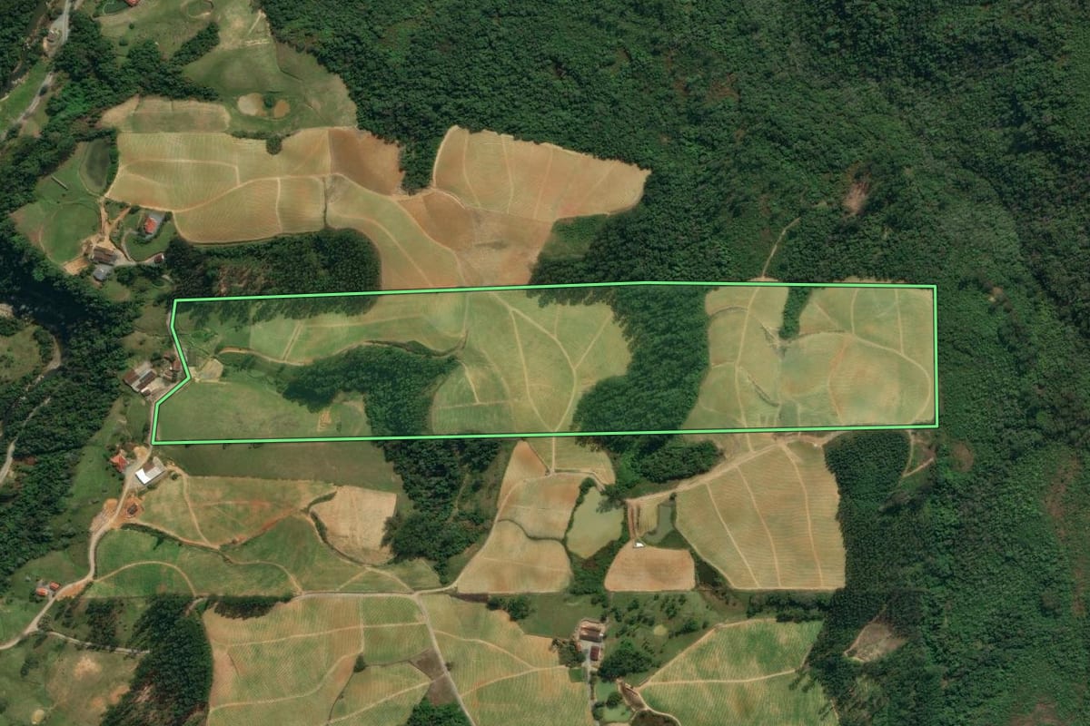 Imagem de satélite do imóvel rural em Vidal Ramos (SC), com o contorno declarado no CAR desenhado por cima.