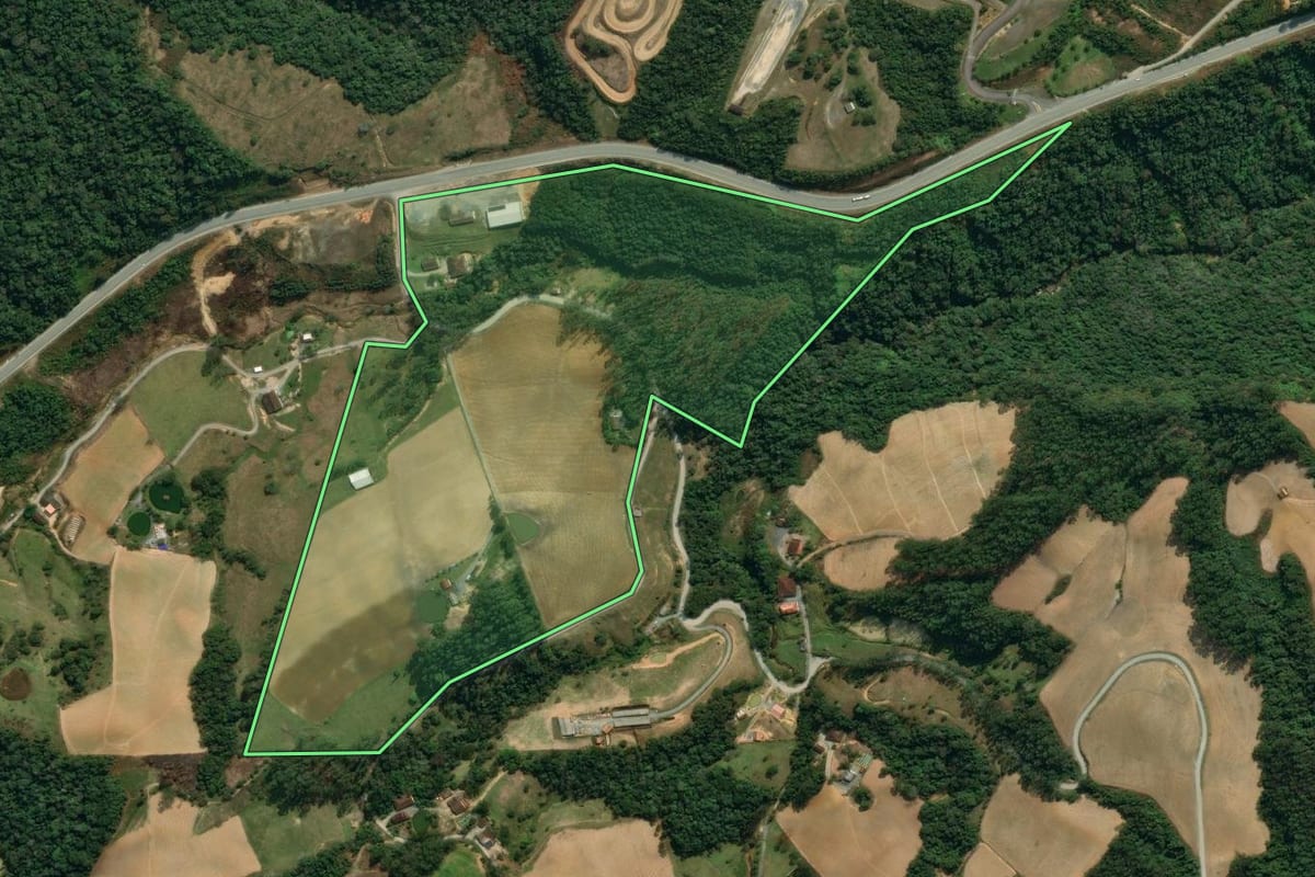 Imagem de satélite do imóvel rural em Vidal Ramos (SC), com o contorno declarado no CAR desenhado por cima.