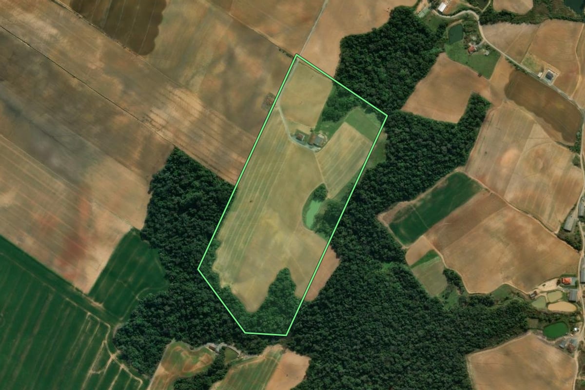 Imagem de satélite do imóvel rural em Vidal Ramos (SC), com o contorno declarado no CAR desenhado por cima.
