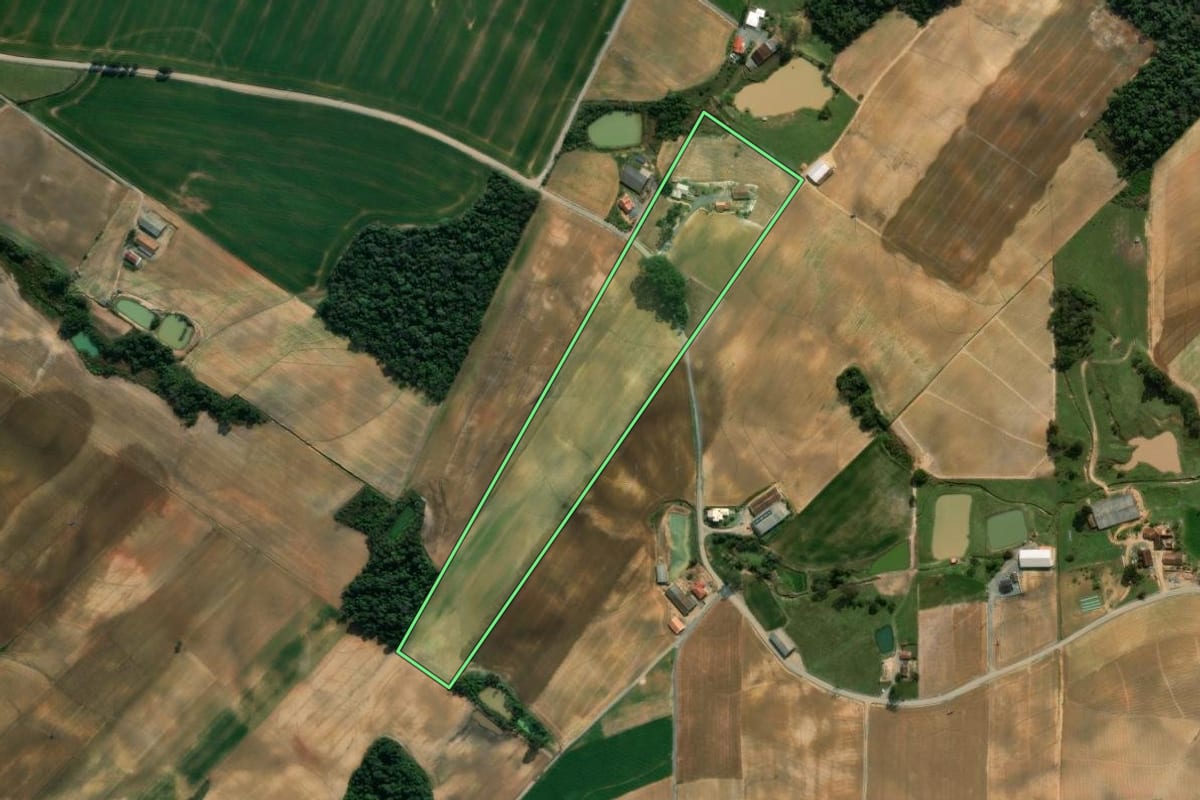 Imagem de satélite do imóvel rural em Vidal Ramos (SC), com o contorno declarado no CAR desenhado por cima.