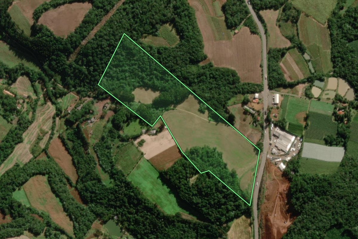 Imagem de satélite do imóvel rural em Videira (SC), com o contorno declarado no CAR desenhado por cima.