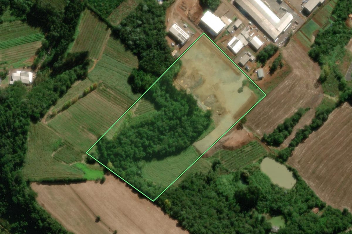 Imagem de satélite do imóvel rural em Videira (SC), com o contorno declarado no CAR desenhado por cima.