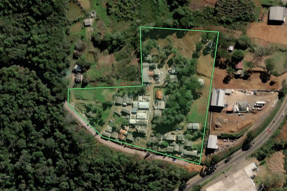 Imagem de satélite do imóvel rural em Videira (SC), com o contorno declarado no CAR desenhado por cima.