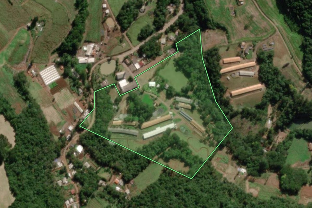 Imagem de satélite do imóvel rural em Videira (SC), com o contorno declarado no CAR desenhado por cima.