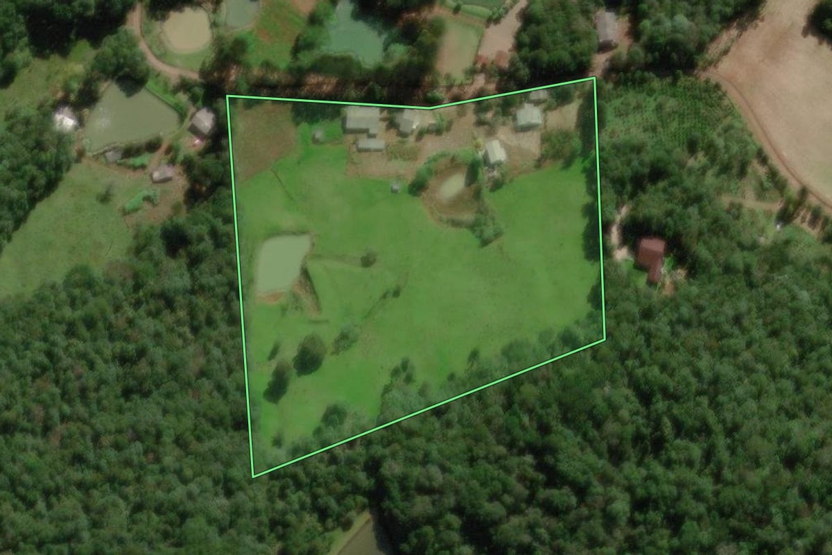 Imagem de satélite do imóvel rural em Videira (SC), com o contorno declarado no CAR desenhado por cima.