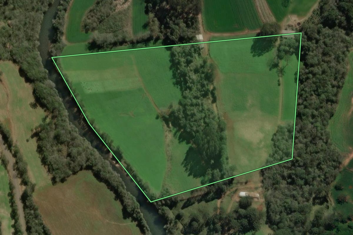 Imagem de satélite do imóvel rural em Videira (SC), com o contorno declarado no CAR desenhado por cima.