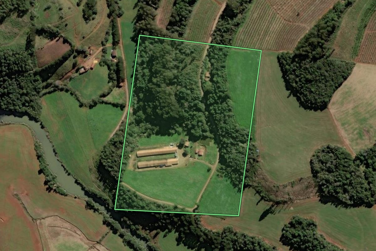Imagem de satélite do imóvel rural em Videira (SC), com o contorno declarado no CAR desenhado por cima.