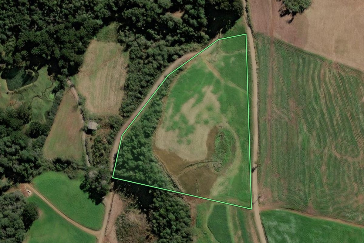 Imagem de satélite do imóvel rural em Videira (SC), com o contorno declarado no CAR desenhado por cima.