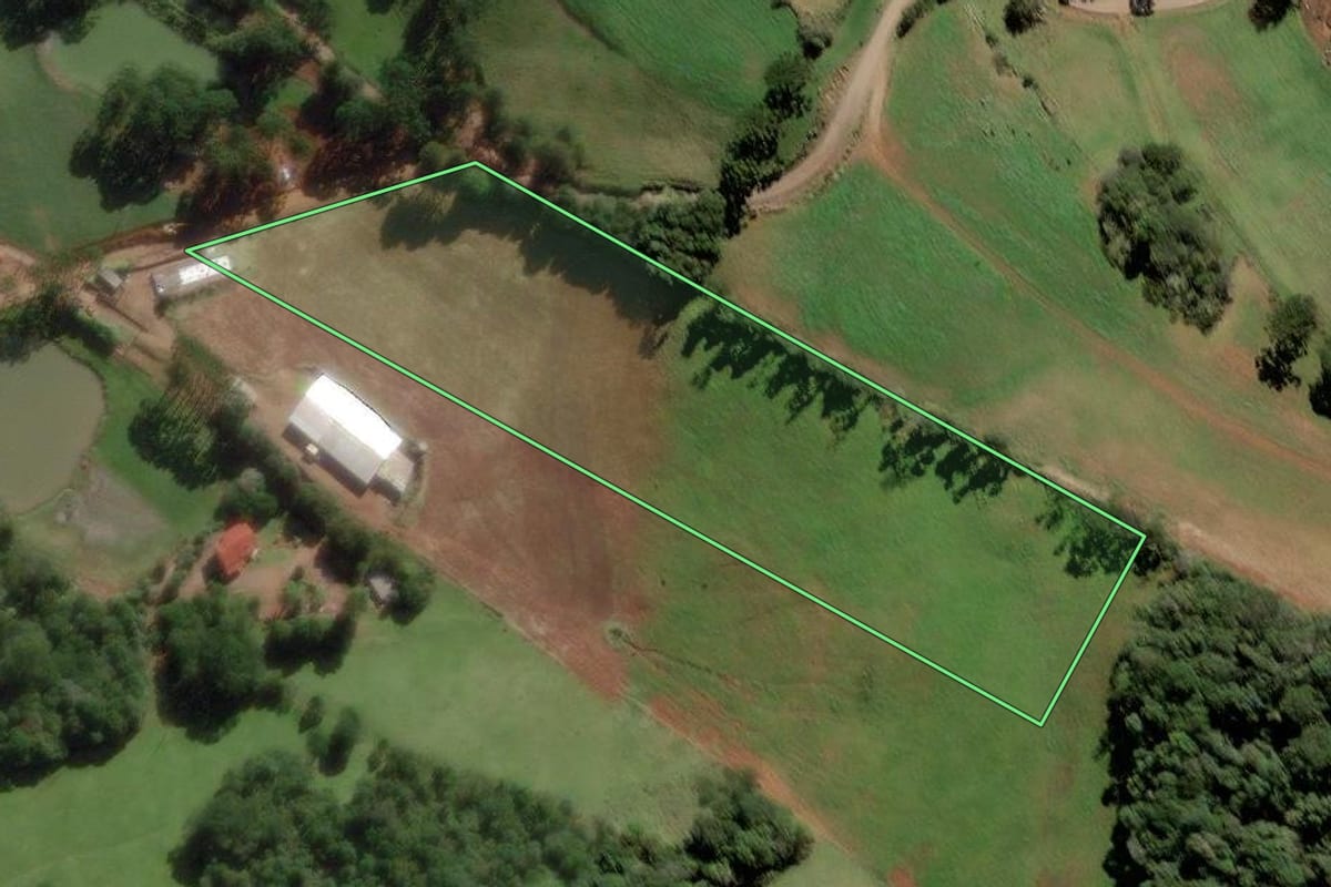 Imagem de satélite do imóvel rural em Videira (SC), com o contorno declarado no CAR desenhado por cima.