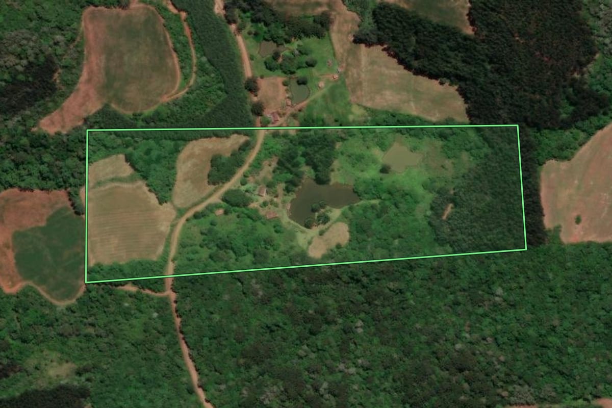 Imagem de satélite do imóvel rural em Videira (SC), com o contorno declarado no CAR desenhado por cima.