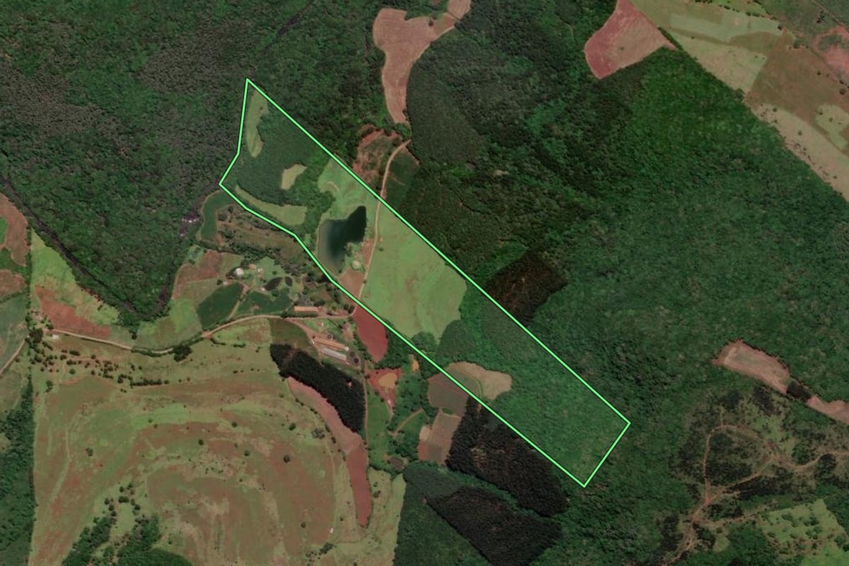 Imagem de satélite do imóvel rural em Videira (SC), com o contorno declarado no CAR desenhado por cima.