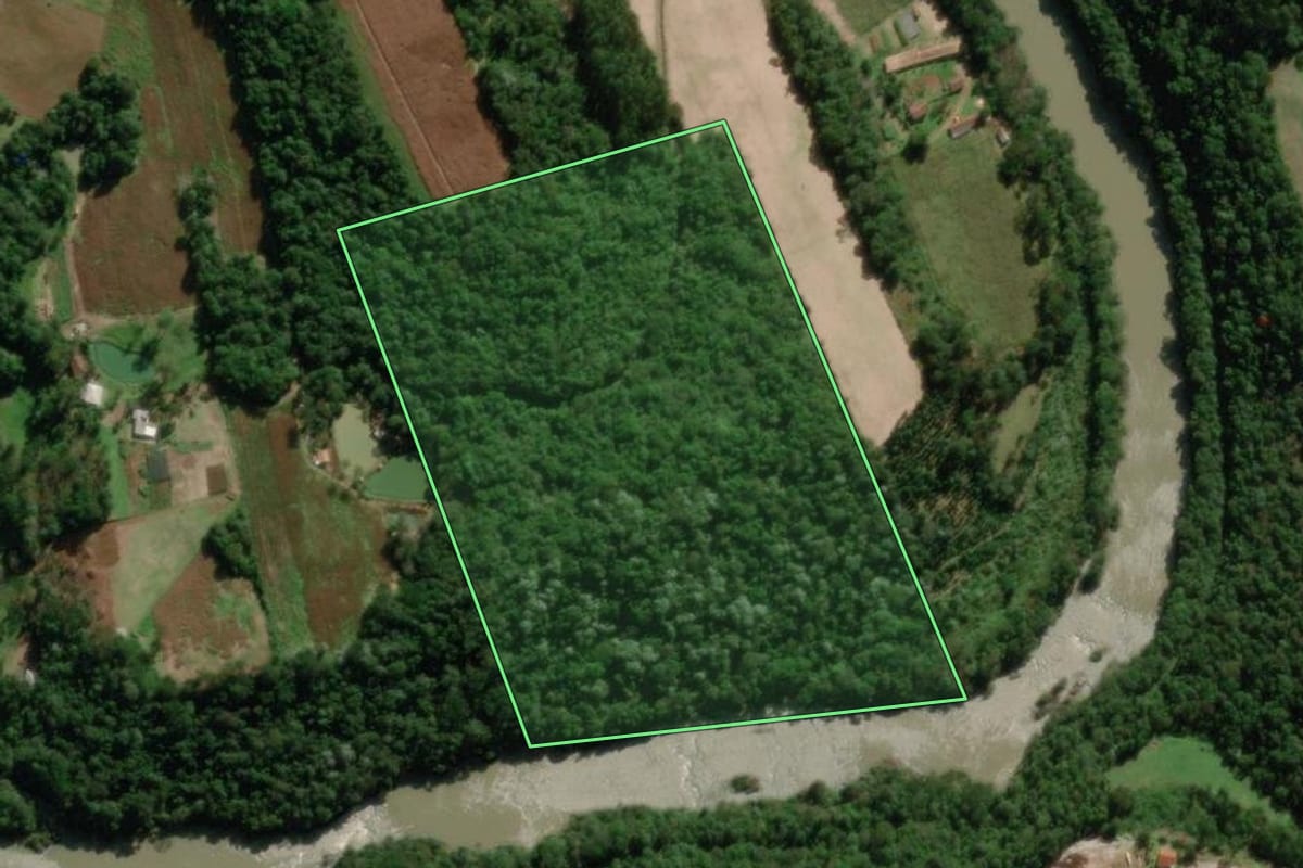 Imagem de satélite do imóvel rural em Videira (SC), com o contorno declarado no CAR desenhado por cima.