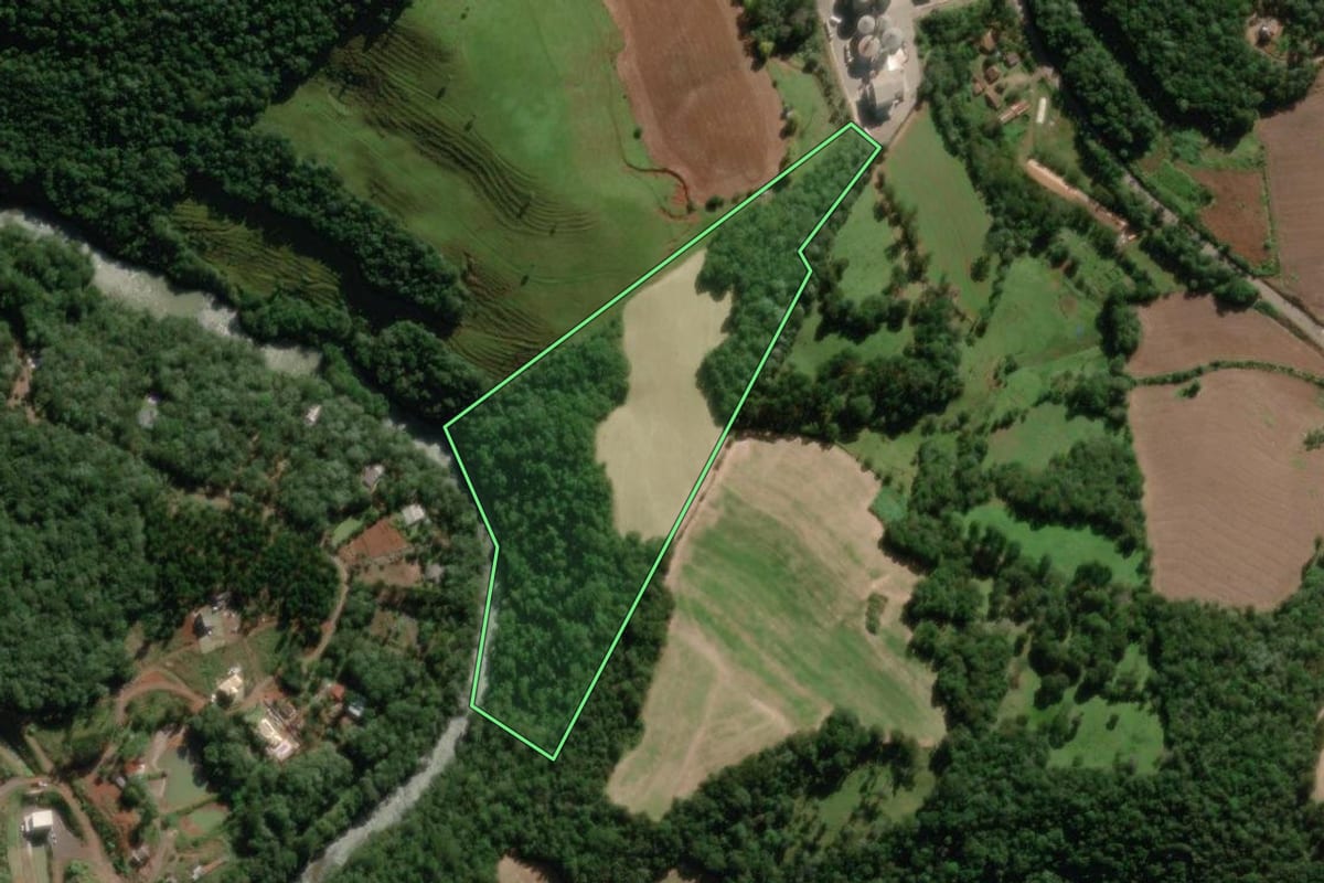 Imagem de satélite do imóvel rural em Videira (SC), com o contorno declarado no CAR desenhado por cima.
