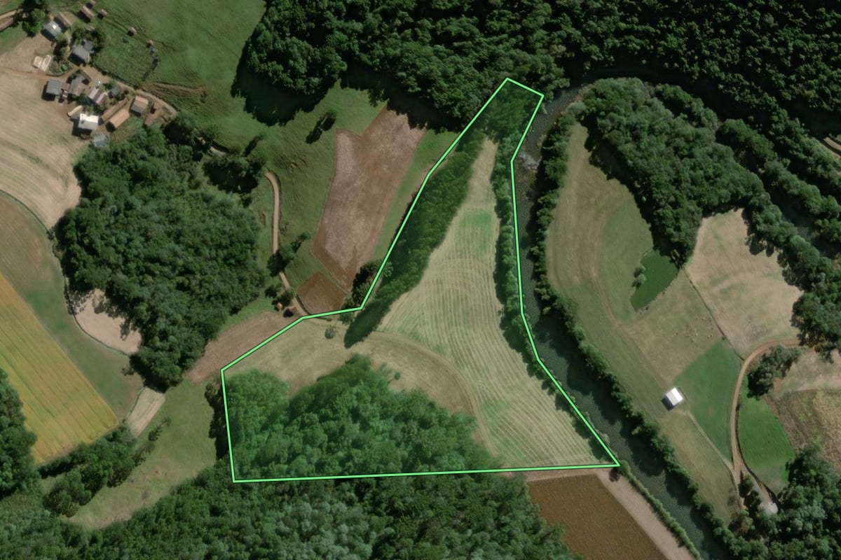 Imagem de satélite do imóvel rural em Videira (SC), com o contorno declarado no CAR desenhado por cima.