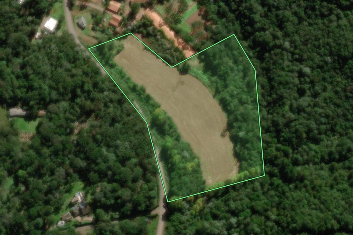 Imagem de satélite do imóvel rural em Videira (SC), com o contorno declarado no CAR desenhado por cima.