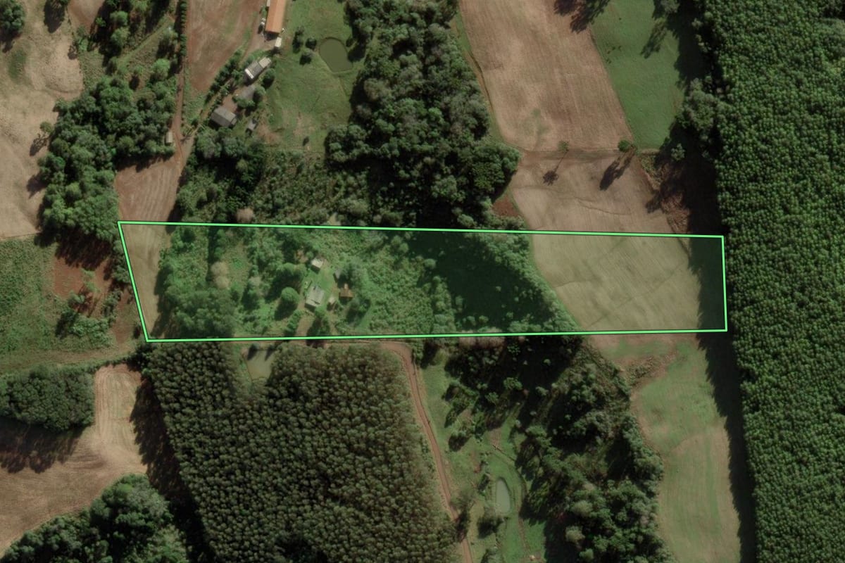 Imagem de satélite do imóvel rural em Videira (SC), com o contorno declarado no CAR desenhado por cima.