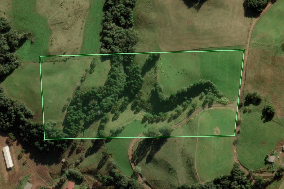 Imagem de satélite do imóvel rural em Videira (SC), com o contorno declarado no CAR desenhado por cima.