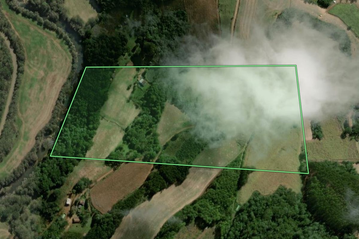 Imagem de satélite do imóvel rural em Videira (SC), com o contorno declarado no CAR desenhado por cima.