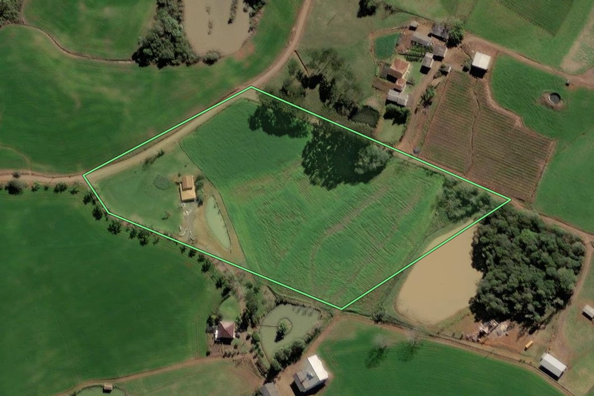 Imagem de satélite do imóvel rural em Videira (SC), com o contorno declarado no CAR desenhado por cima.