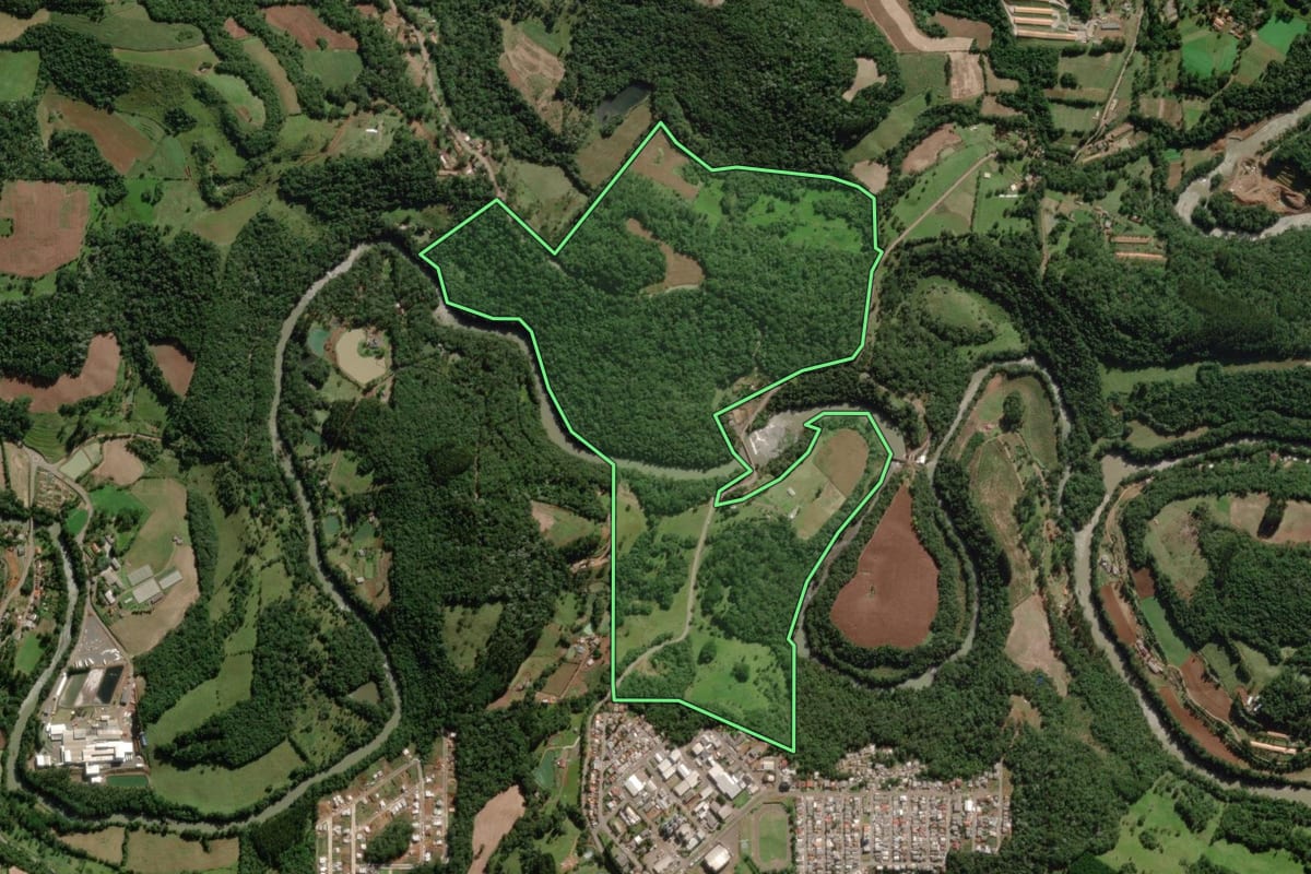 Imagem de satélite do imóvel rural em Videira (SC), com o contorno declarado no CAR desenhado por cima.