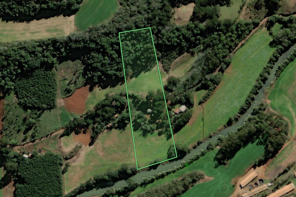 Imagem de satélite do imóvel rural em Videira (SC), com o contorno declarado no CAR desenhado por cima.