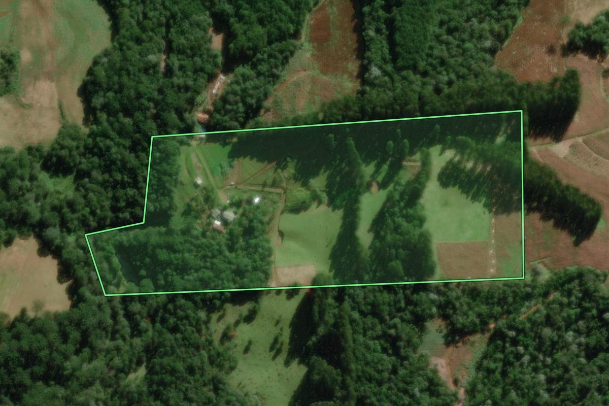Imagem de satélite do imóvel rural em Videira (SC), com o contorno declarado no CAR desenhado por cima.