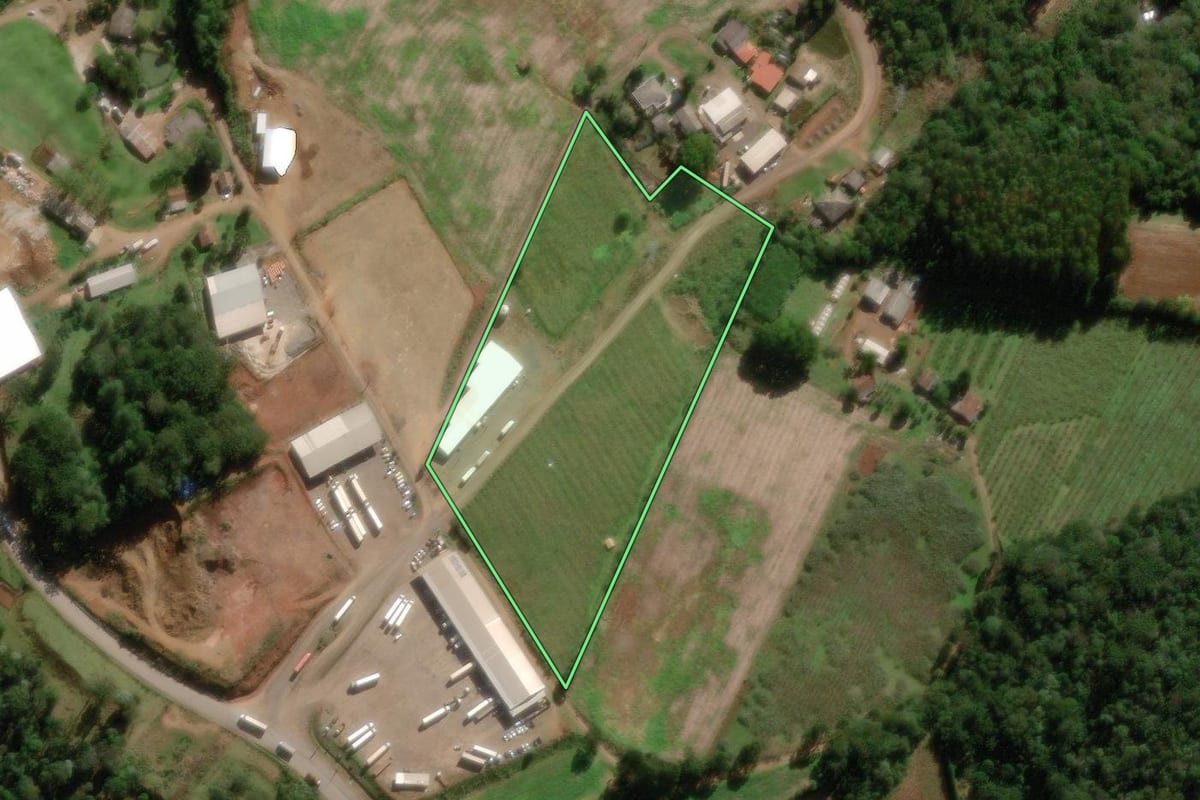 Imagem de satélite do imóvel rural em Videira (SC), com o contorno declarado no CAR desenhado por cima.