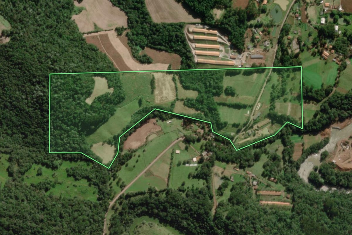 Imagem de satélite do imóvel rural em Videira (SC), com o contorno declarado no CAR desenhado por cima.