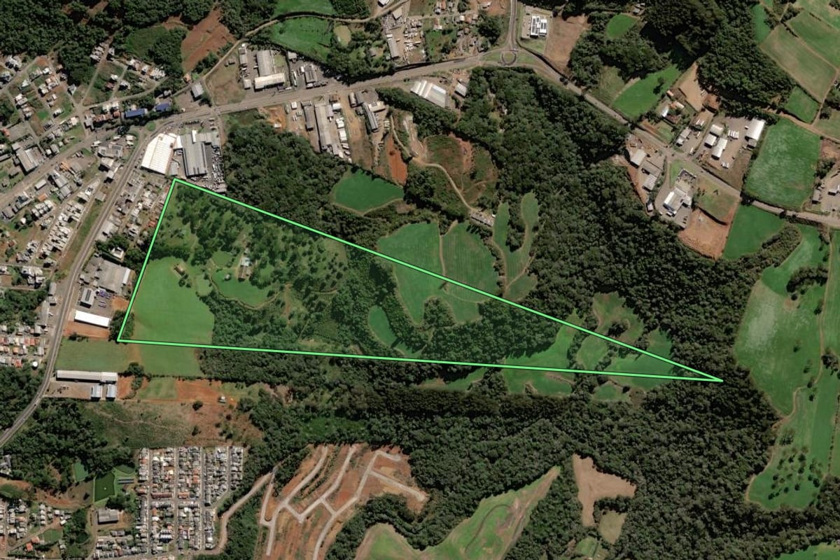 Imagem de satélite do imóvel rural em Videira (SC), com o contorno declarado no CAR desenhado por cima.