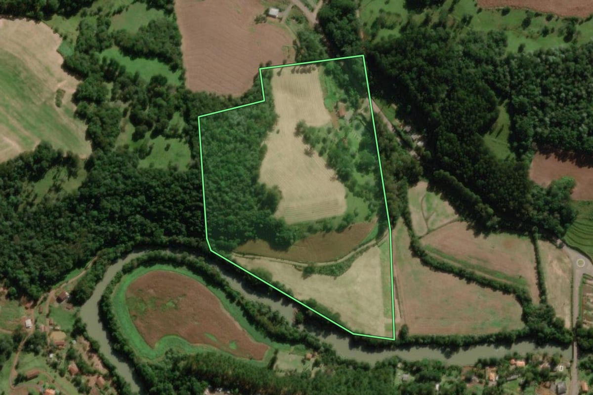 Imagem de satélite do imóvel rural em Videira (SC), com o contorno declarado no CAR desenhado por cima.