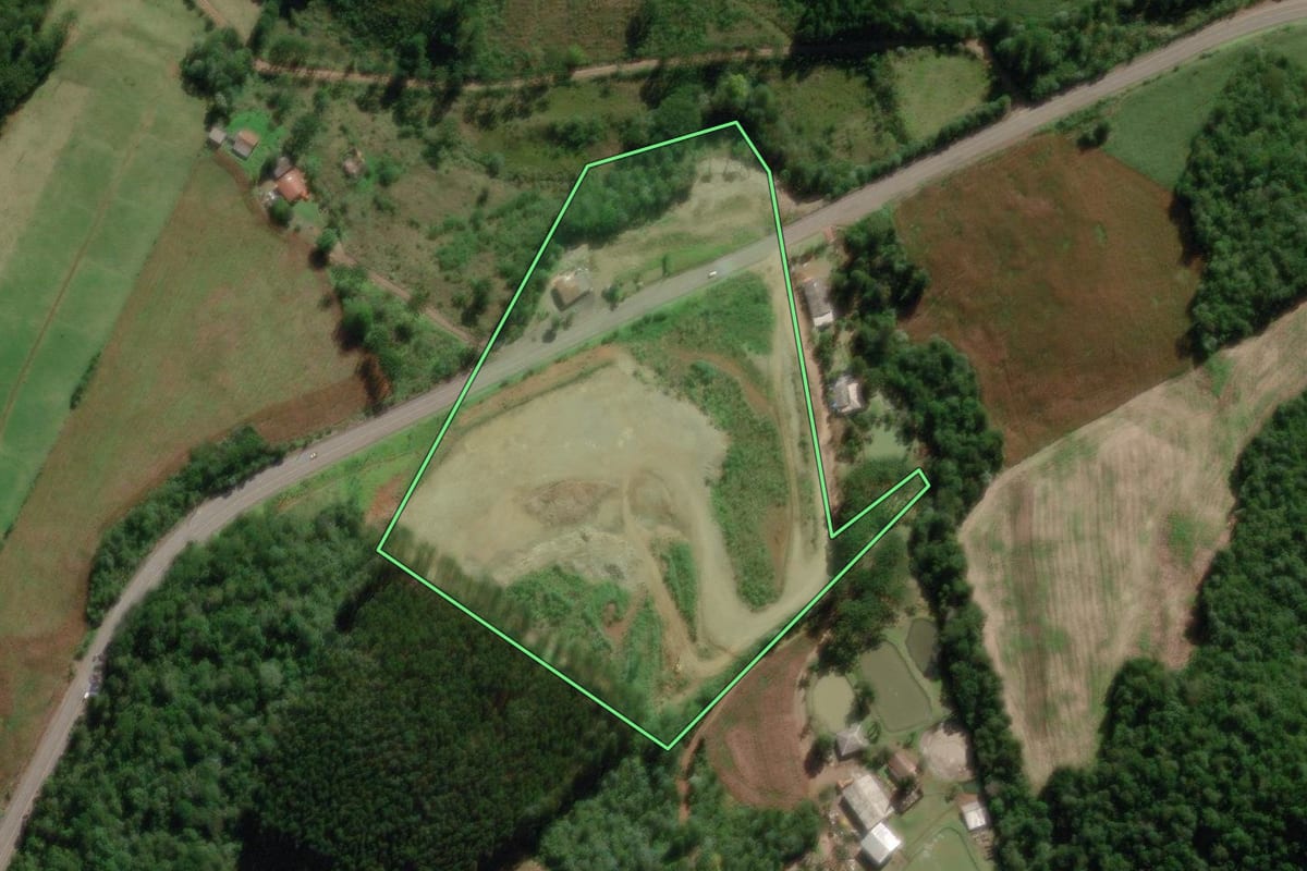 Imagem de satélite do imóvel rural em Videira (SC), com o contorno declarado no CAR desenhado por cima.