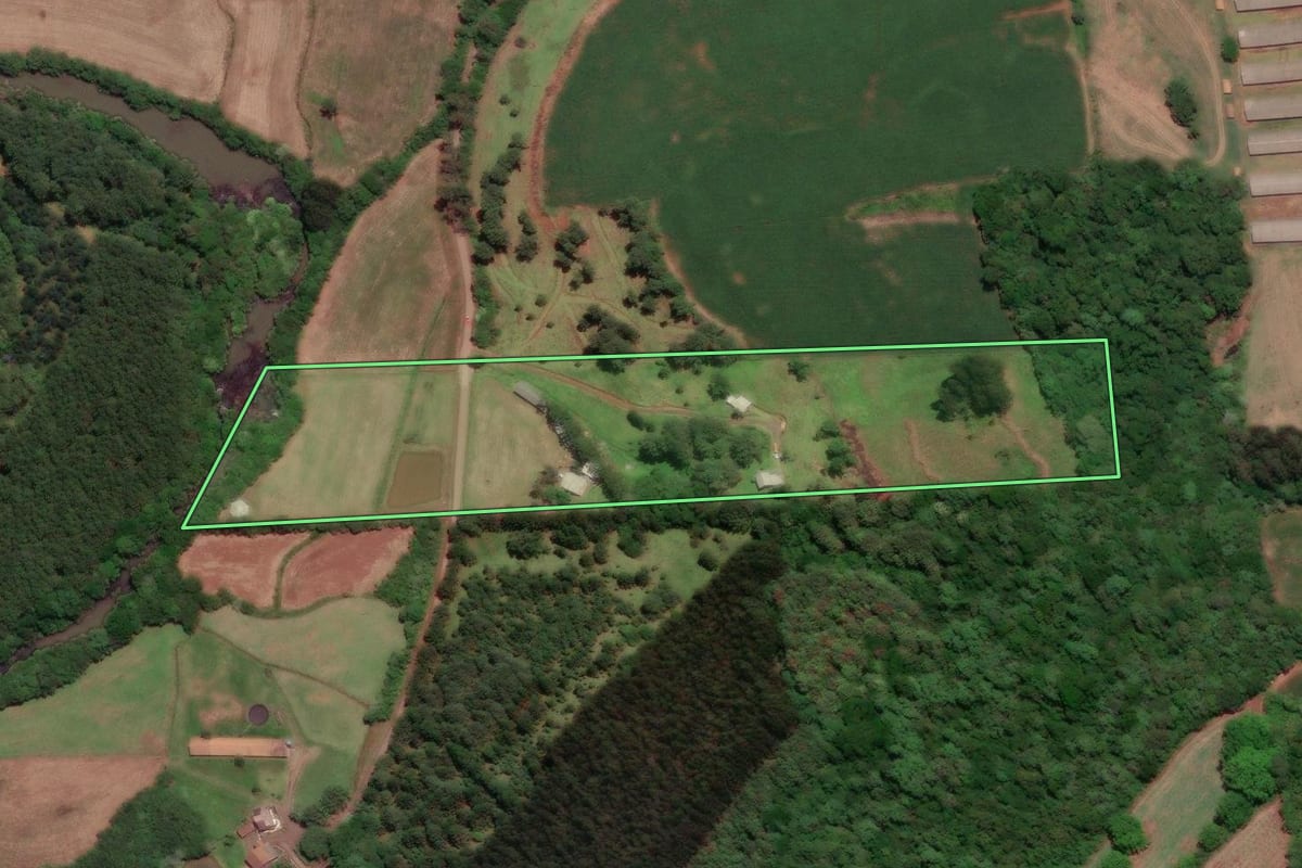 Imagem de satélite do imóvel rural em Videira (SC), com o contorno declarado no CAR desenhado por cima.