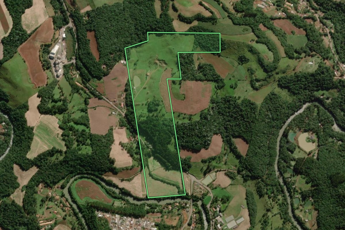 Imagem de satélite do imóvel rural em Videira (SC), com o contorno declarado no CAR desenhado por cima.