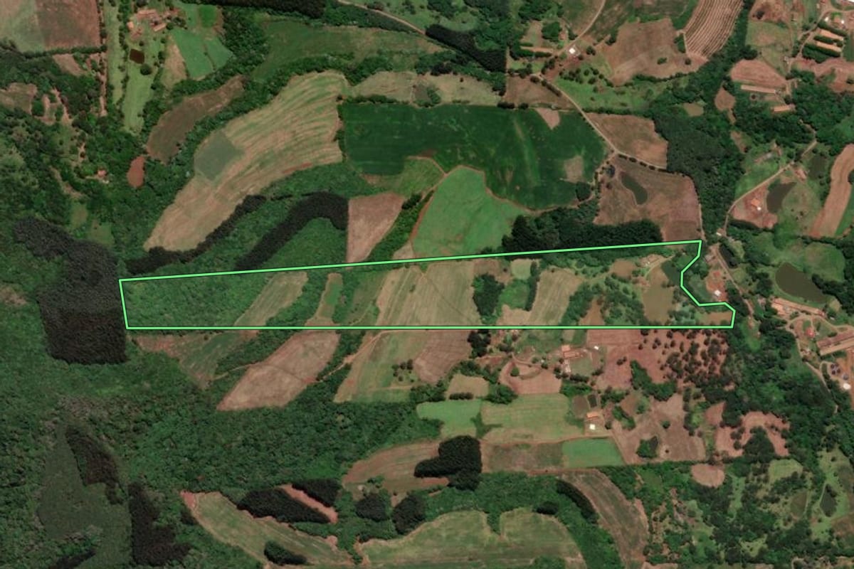Imagem de satélite do imóvel rural em Videira (SC), com o contorno declarado no CAR desenhado por cima.
