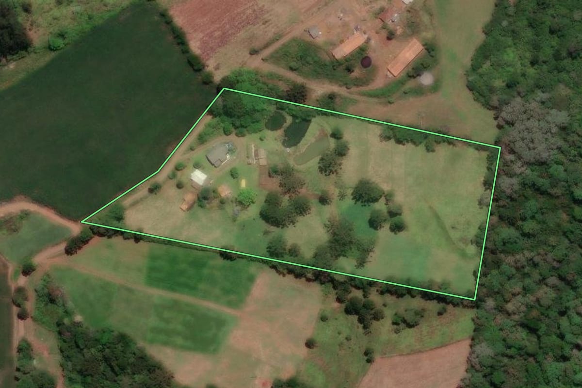 Imagem de satélite do imóvel rural em Videira (SC), com o contorno declarado no CAR desenhado por cima.