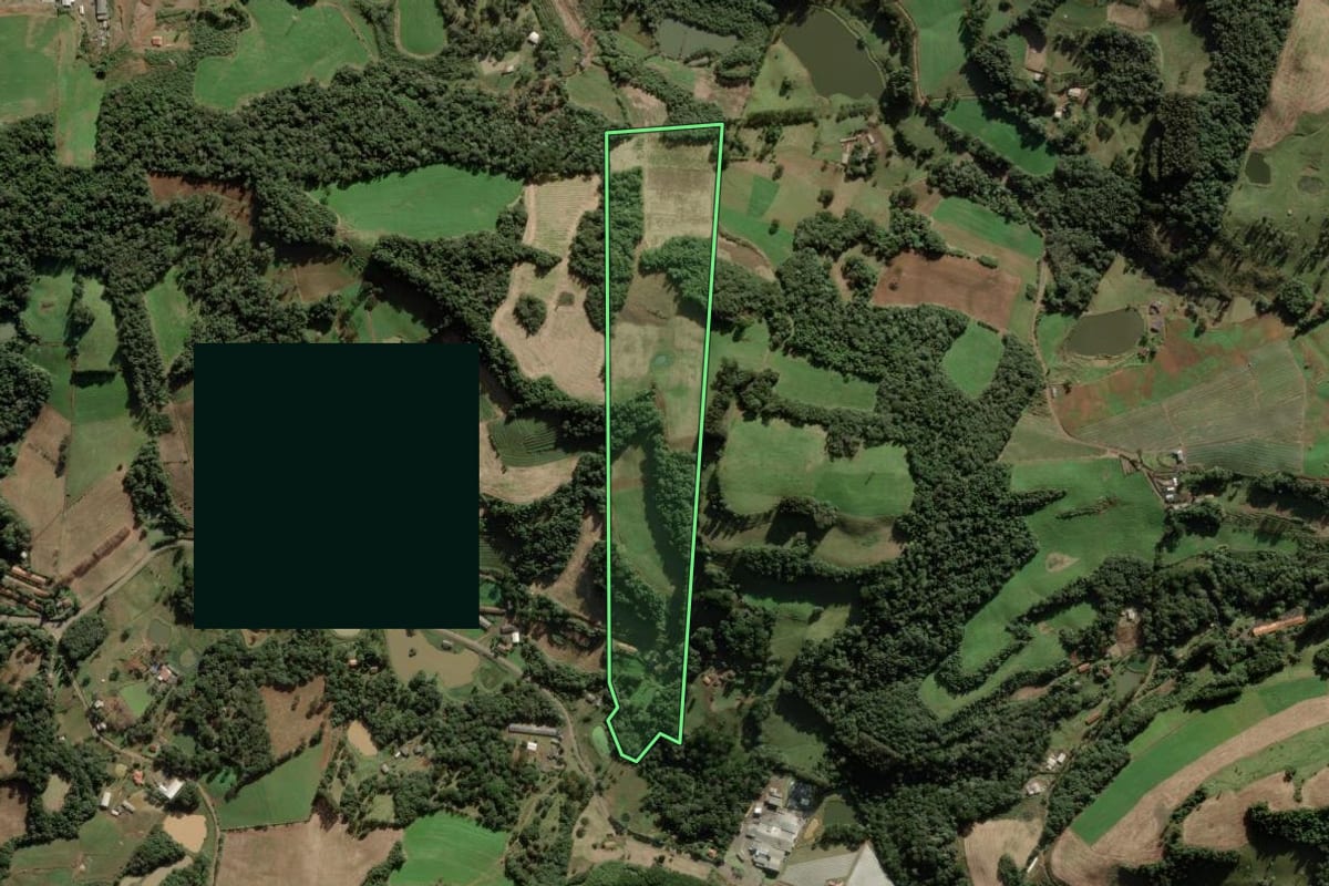 Imagem de satélite do imóvel rural em Videira (SC), com o contorno declarado no CAR desenhado por cima.