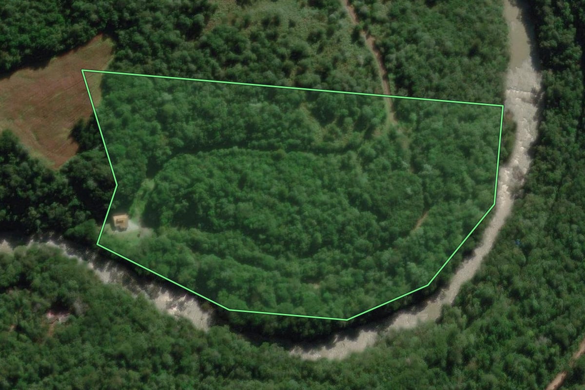 Imagem de satélite do imóvel rural em Videira (SC), com o contorno declarado no CAR desenhado por cima.