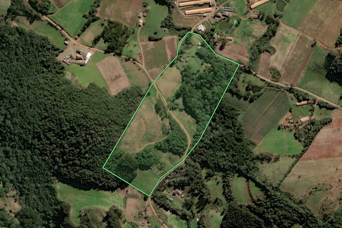 Imagem de satélite do imóvel rural em Videira (SC), com o contorno declarado no CAR desenhado por cima.