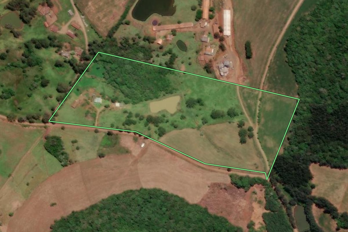 Imagem de satélite do imóvel rural em Videira (SC), com o contorno declarado no CAR desenhado por cima.