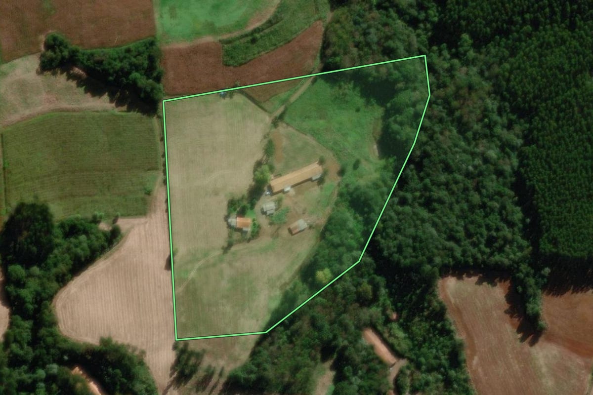 Imagem de satélite do imóvel rural em Videira (SC), com o contorno declarado no CAR desenhado por cima.