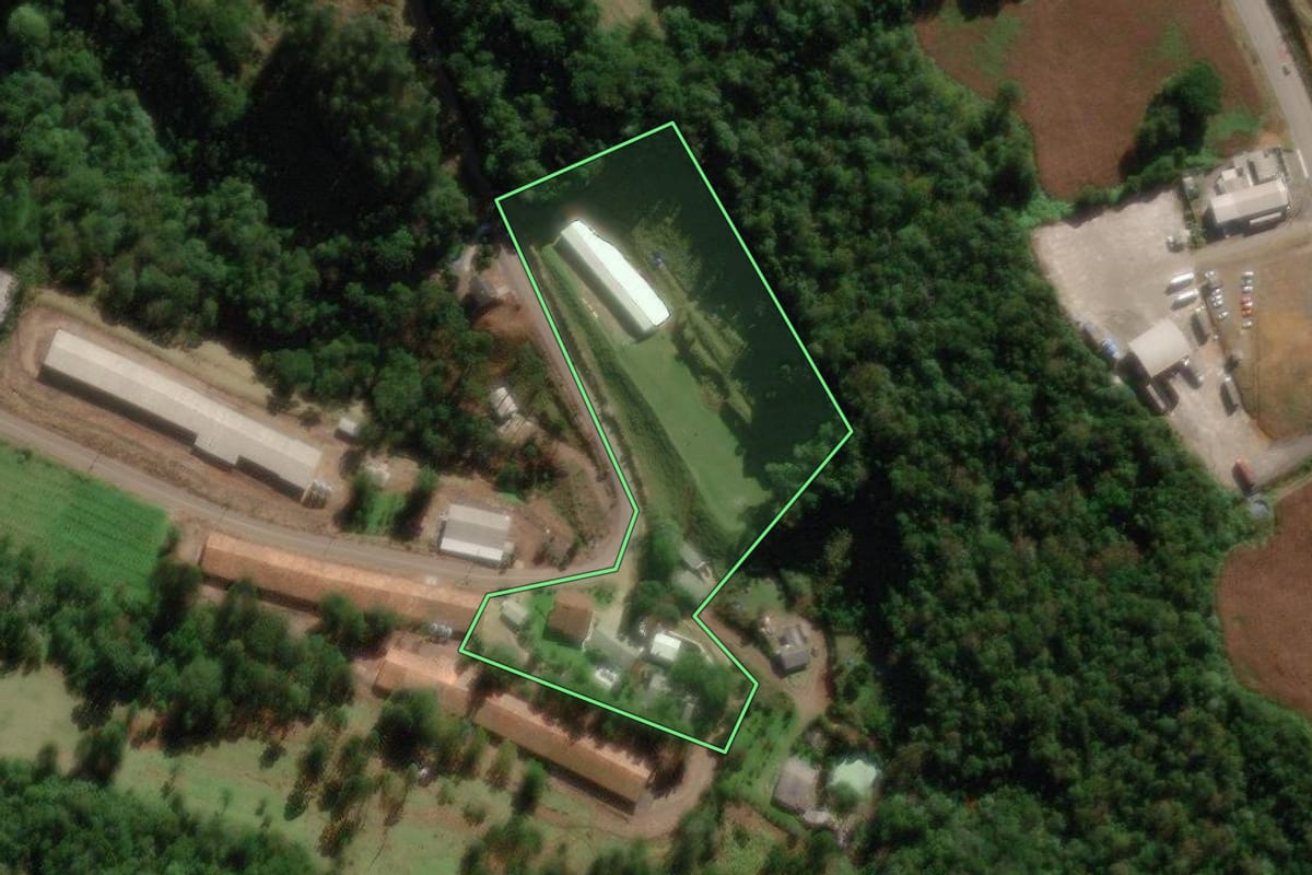 Imagem de satélite do imóvel rural em Videira (SC), com o contorno declarado no CAR desenhado por cima.